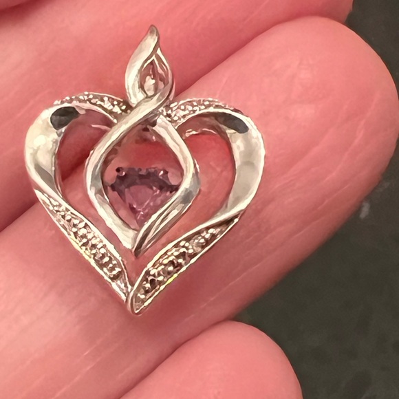 Sterling silver amethyst heart pendant. The amethyst “flutters” when moved. - Picture 6 of 6